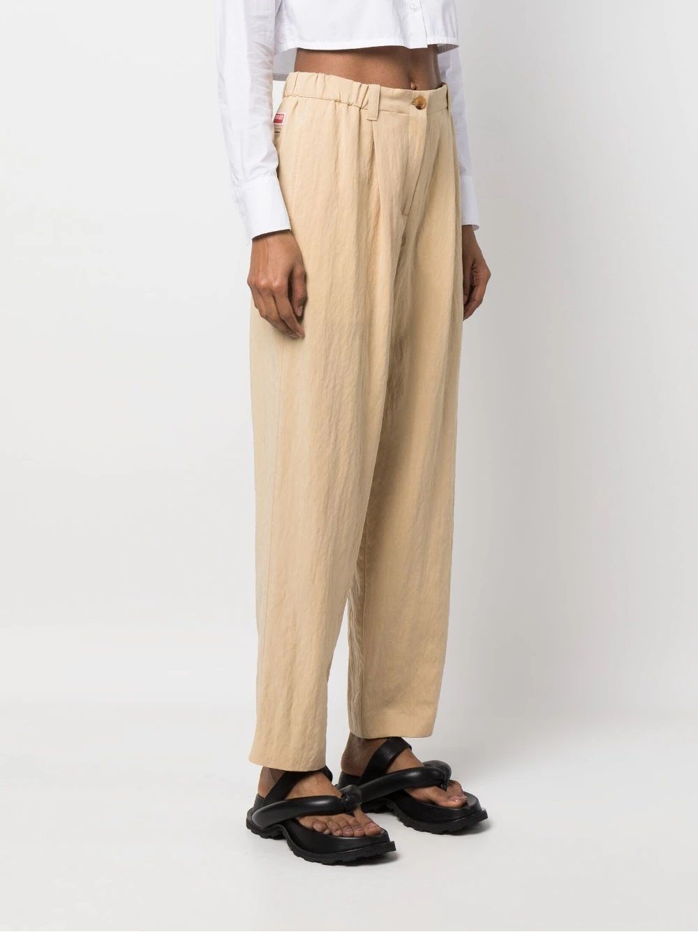 KENZO Trousers Upgrade your wardrobe with KENZO High Waist Trousers - Beige. Made with sustainable materials, these wide leg pants feature a rear elasticated waistband and logo patch. Perfect for any occasion. 93%LO 7%PA.