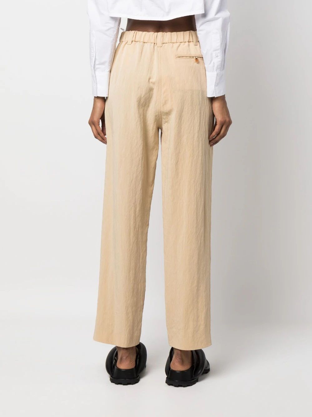 KENZO Trousers Upgrade your wardrobe with KENZO High Waist Trousers - Beige. Made with sustainable materials, these wide leg pants feature a rear elasticated waistband and logo patch. Perfect for any occasion. 93%LO 7%PA.