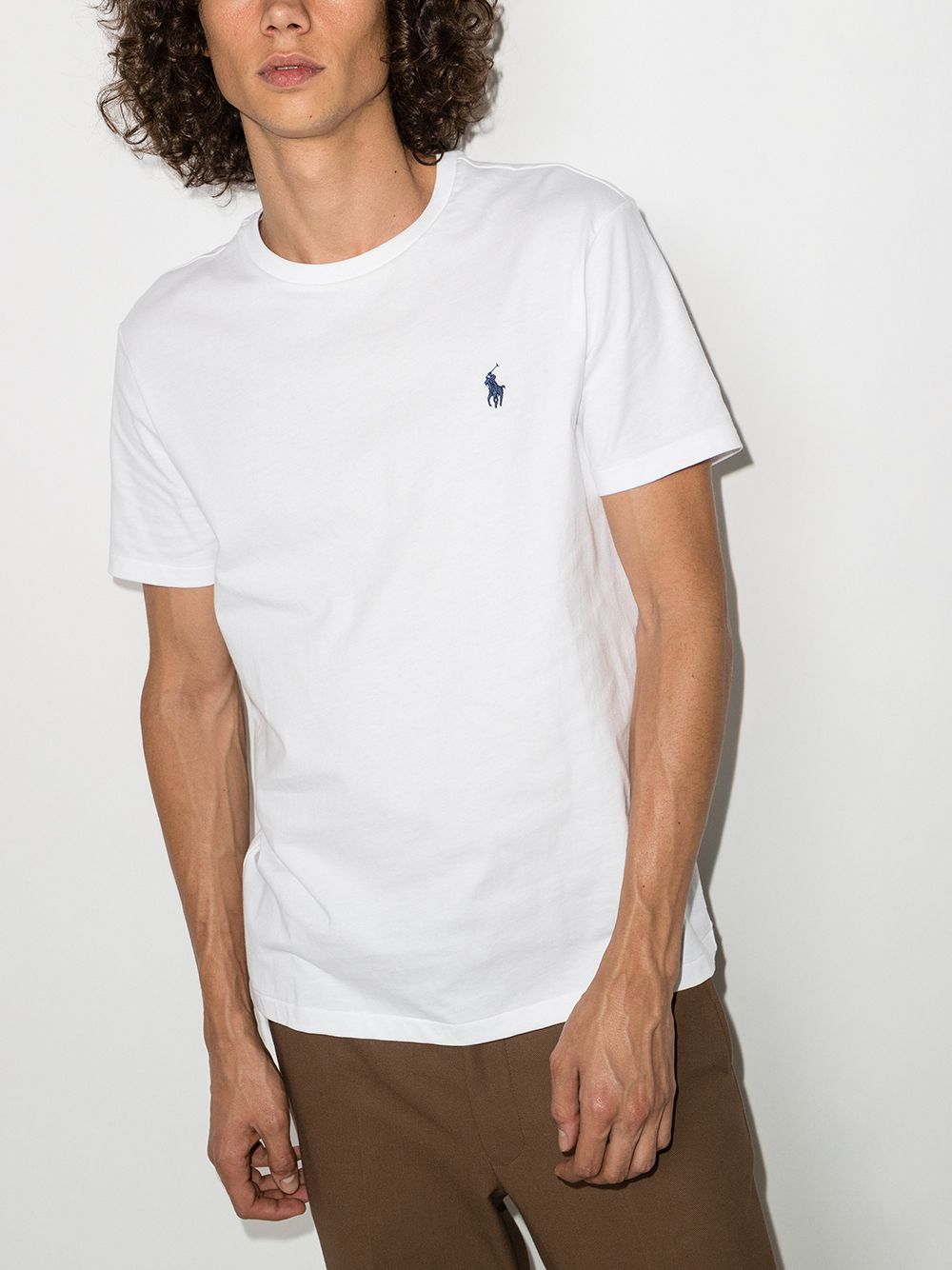 Men's Ralph Lauren T-Shirt Stay stylish and comfortable with this classic men's t-shirt from Ralph Lauren. The soft fabric and signature logo make it perfect for any occasion.