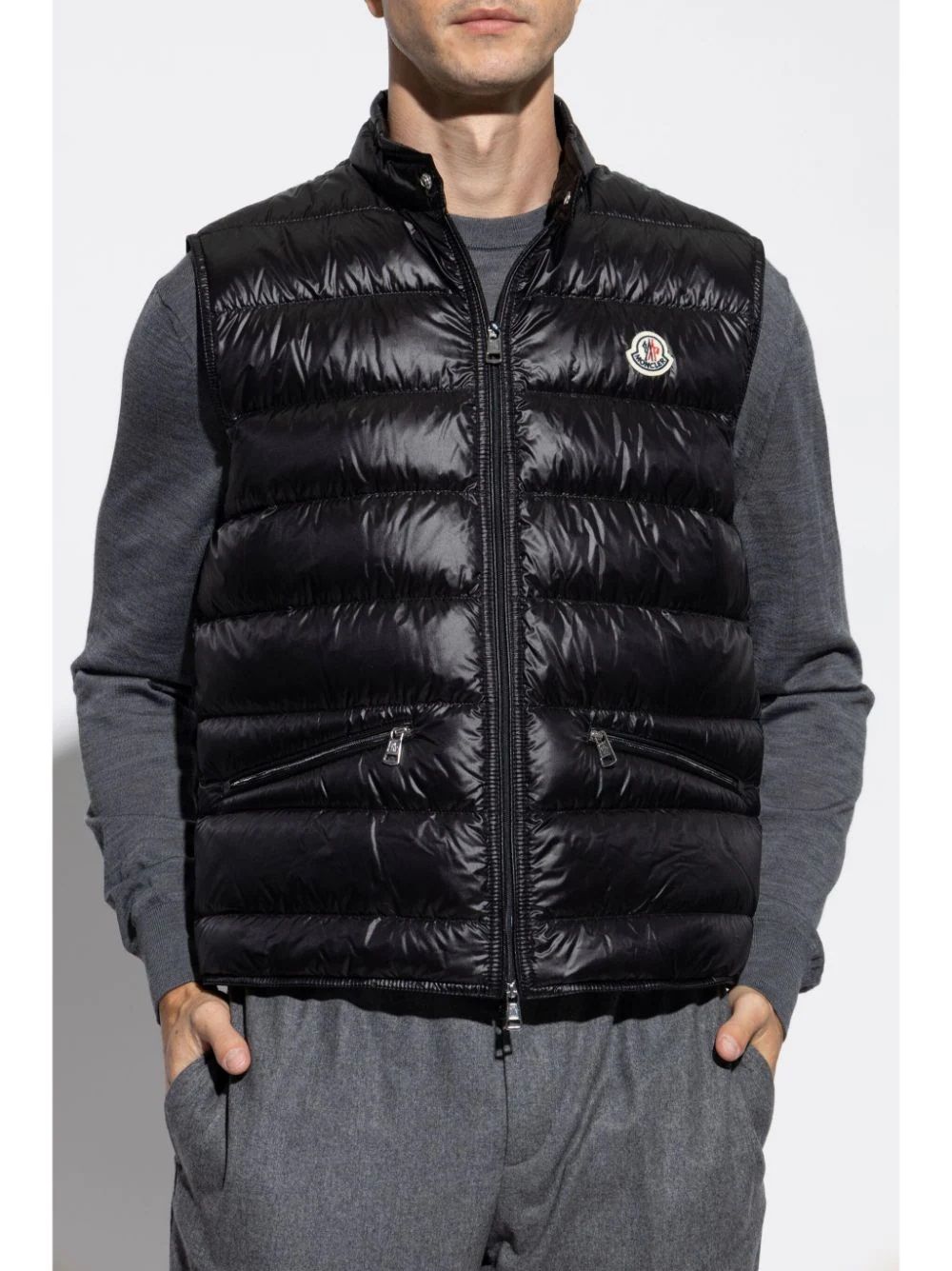 MONCLER GILET da uomo - GUI Rimanete eleganti e al caldo con questa resistente giacca MONCLER GUI GILET da uomo.