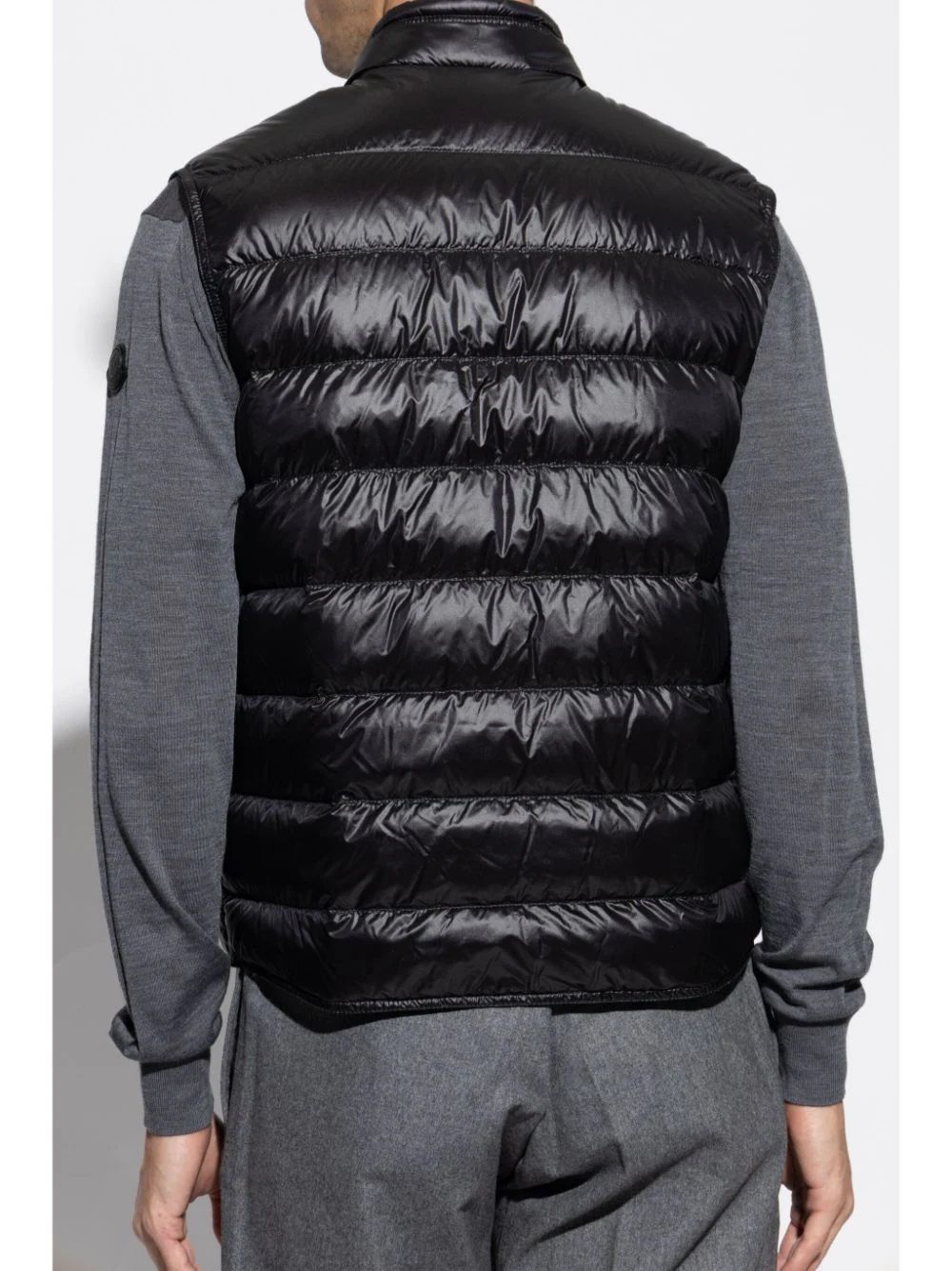 MONCLER GILET da uomo - GUI Rimanete eleganti e al caldo con questa resistente giacca MONCLER GUI GILET da uomo.