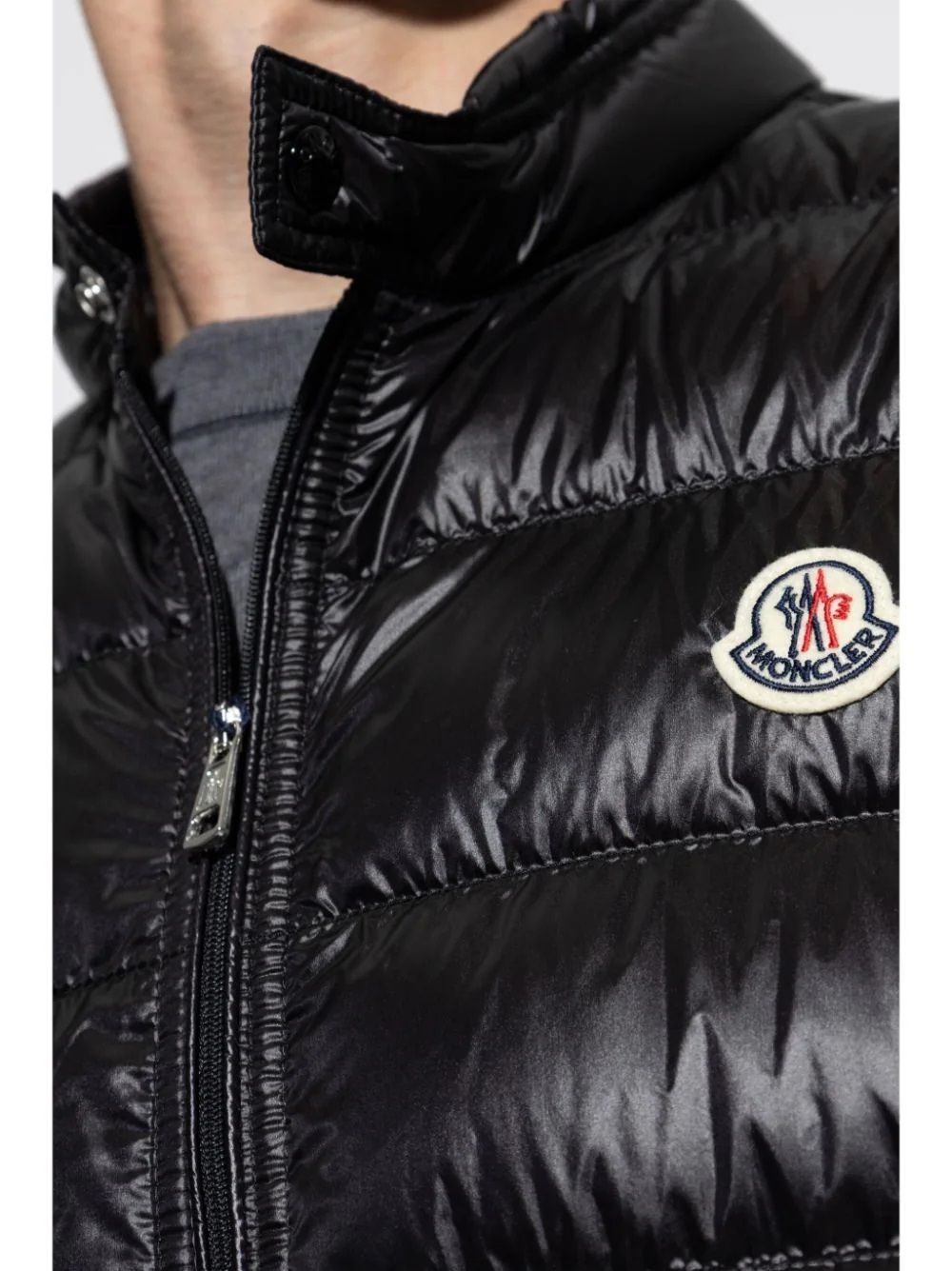 MONCLER GILET da uomo - GUI Rimanete eleganti e al caldo con questa resistente giacca MONCLER GUI GILET da uomo.