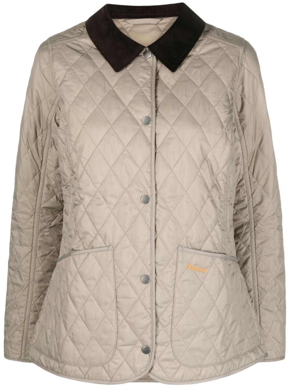 BARBOUR ANNANDALE Giacca da donna Rimani al caldo con stile con questa giacca BARBOUR in piuma d'oca per donne. Realizzata al 100% in poliammide, perfetta per i mesi più freddi. Dalla stagione CARRY OVER.