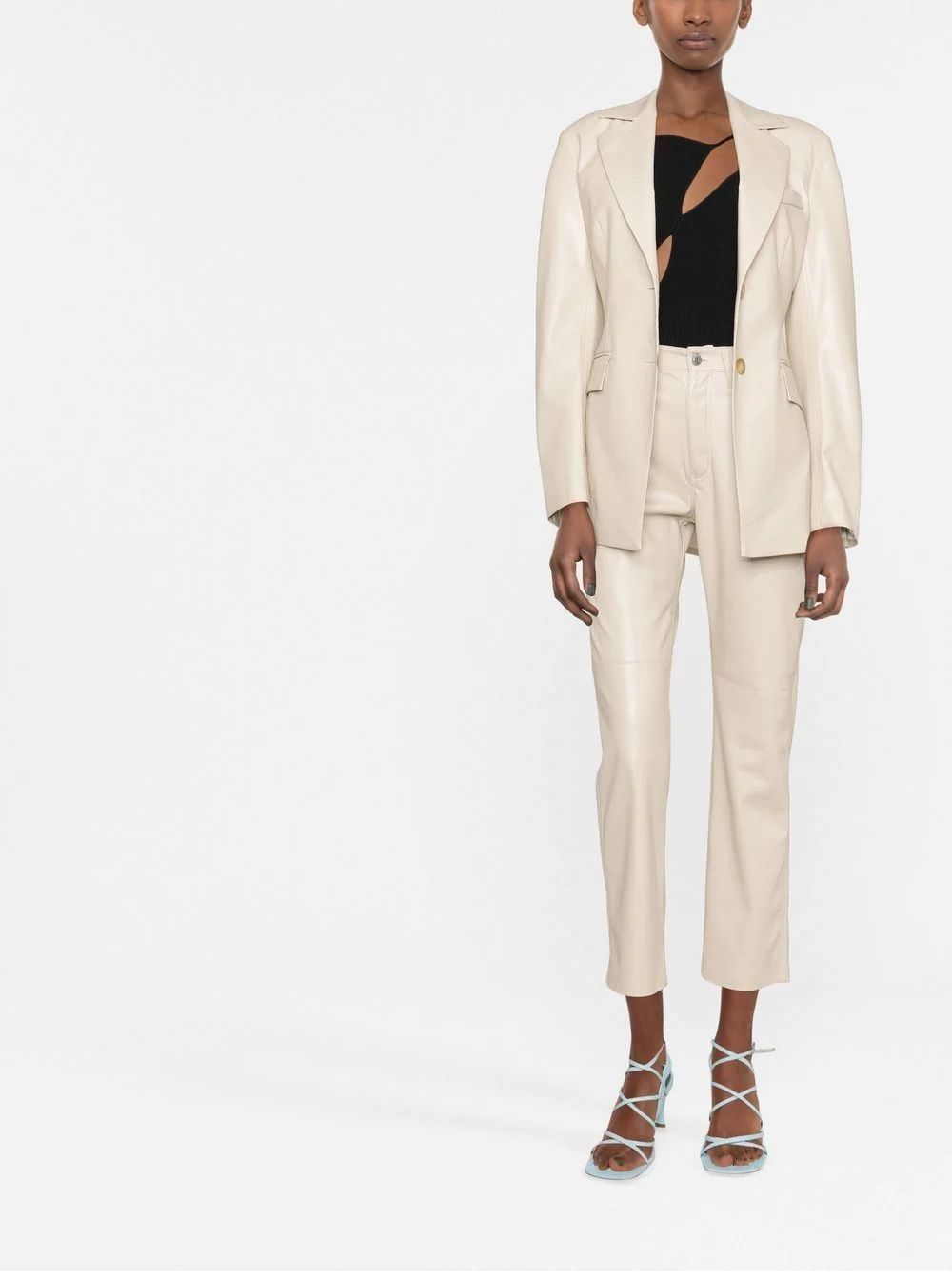 Giacca NANUSHKA HATHI Donna Scopri l'elegante giacca NANUSHKA HATHI da donna. Perfetta per ogni guardaroba.