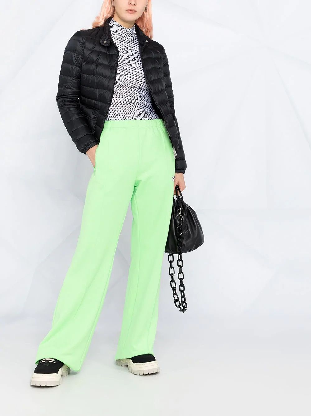 MONCLER LANS Giacca in Piuma da Donna Rimani al caldo e alla moda questa stagione con la nostra giacca in piuma MONCLER per donne. Realizzata al 100% in poliammide, è il perfetto aggiunta al tuo guardaroba invernale. Acquista ora!