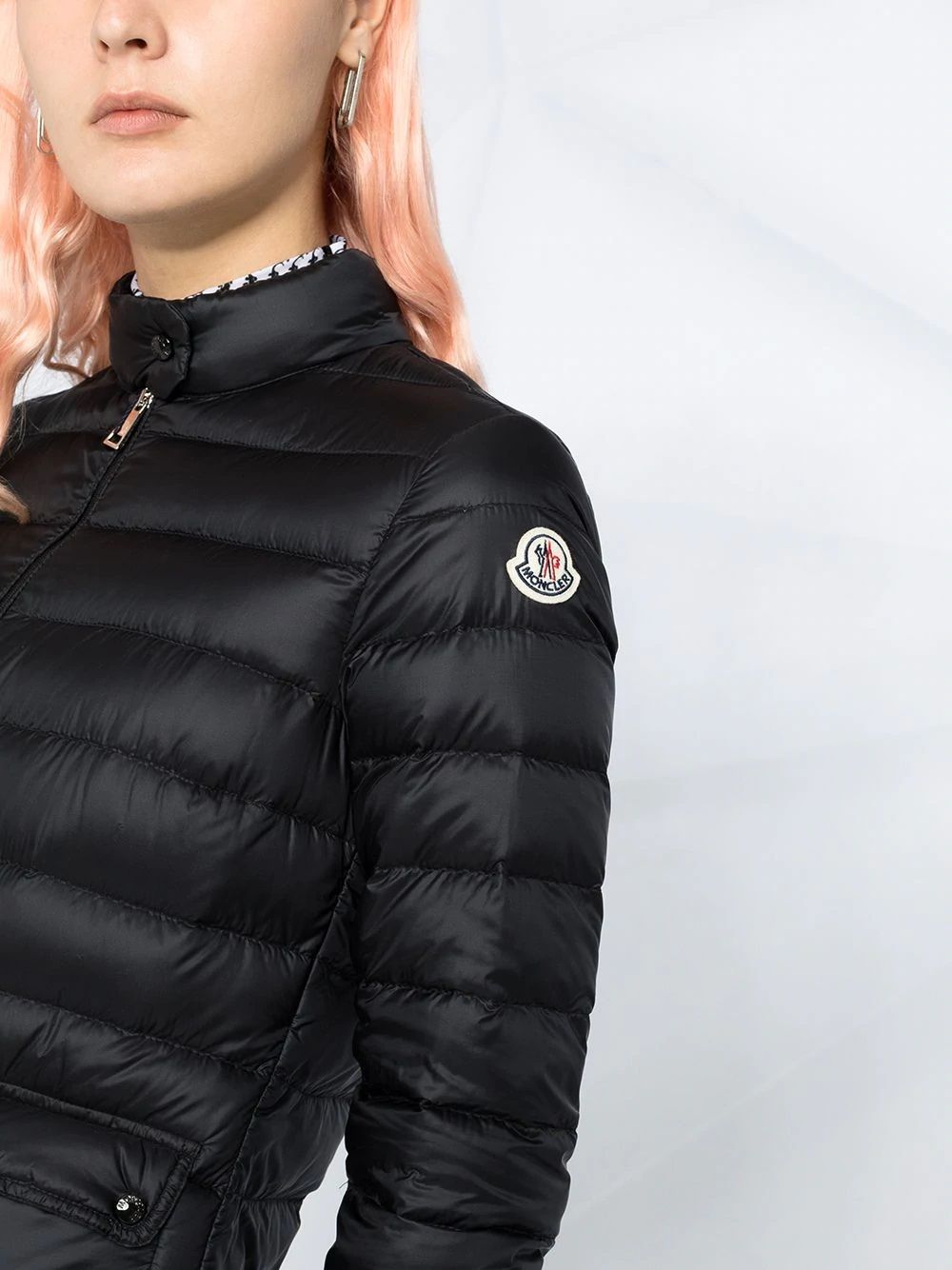 MONCLER LANS Giacca in Piuma da Donna Rimani al caldo e alla moda questa stagione con la nostra giacca in piuma MONCLER per donne. Realizzata al 100% in poliammide, è il perfetto aggiunta al tuo guardaroba invernale. Acquista ora!
