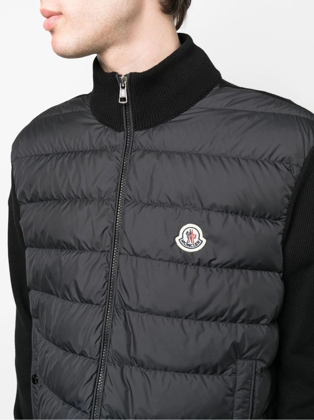 Moncler Cardigan in Maglia da Uomo  Rimani elegante e al caldo in questo cardigan a maglia Moncler per uomo. Perfetto per ogni occasione. Acquista ora!