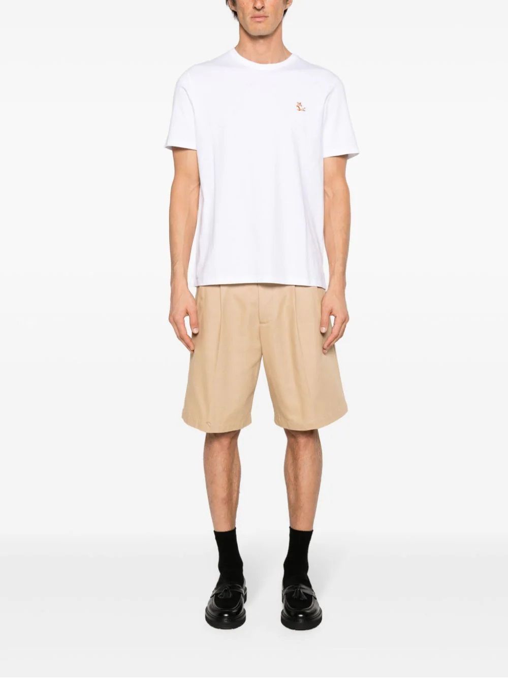 MAISON KITSUNE' Men's Tee Upgrade your wardrobe with this stylish SS24 men's tee from MAISON KITSUNE. Made with 100% cotton, featuring a chillax fox patch. Perfect for the modern man.