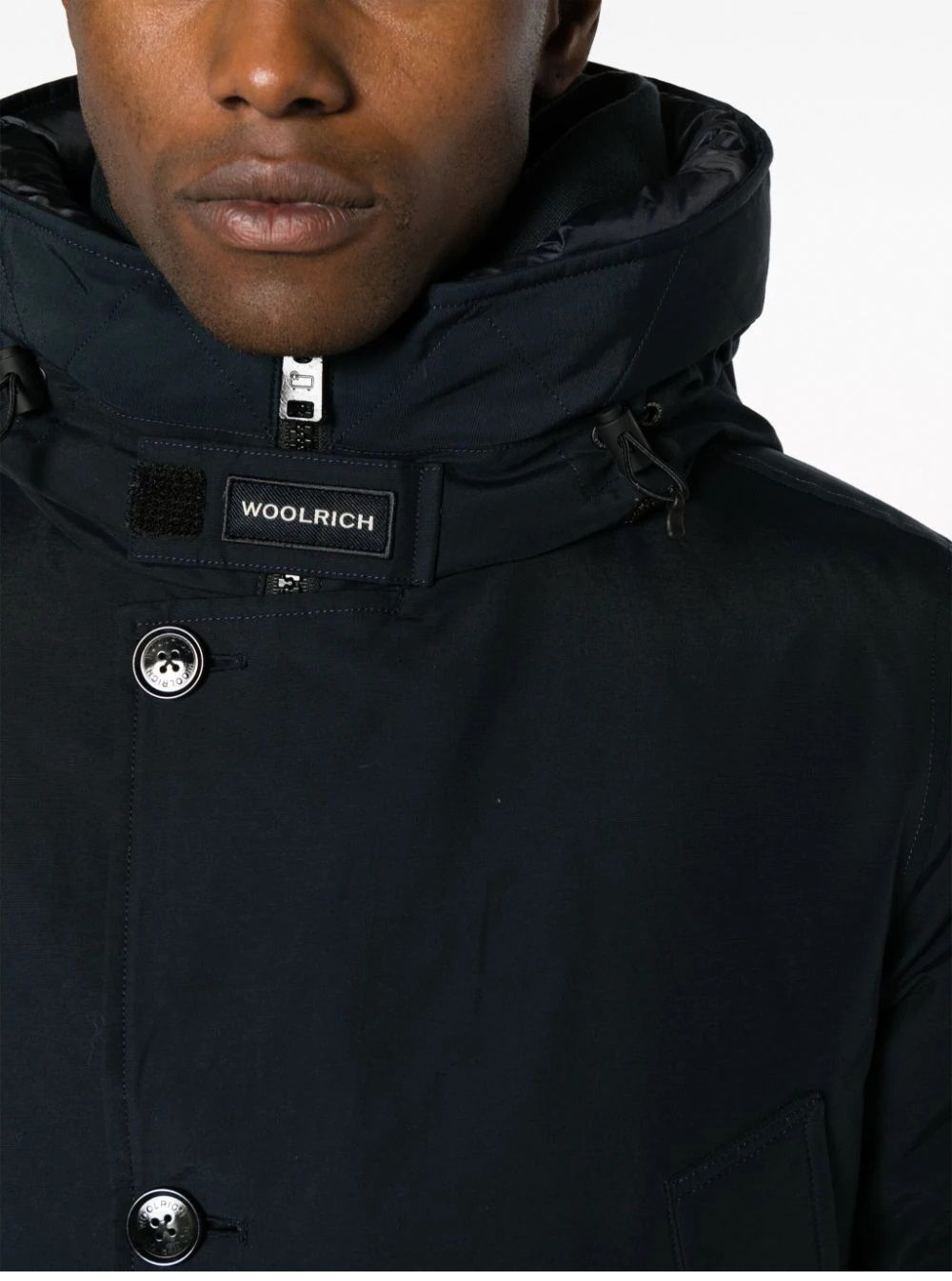 WOOLRICH ARTIC ANORAK: Giacca in Piuma d'Oca per Uomo Rimani al caldo con stile con questa giacca premium in piuma d'oca per uomo di WOOLRICH. Realizzata con una miscela di cotone e poliammide, perfetta per la stagione di CARRY OVER. Acquista ora!