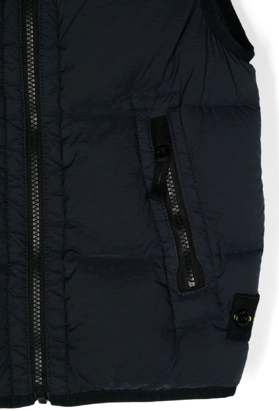 Stone Island Kids Gilet Rimani al caldo e alla moda con il nostro Stone Island Kids FW24 Gilet. Realizzato con 84%PA e 16%EA, questo piumino leggero è perfetto per i ragazzi. Acquista ora nella categoria ABBIGLIAMENTO - GILET.