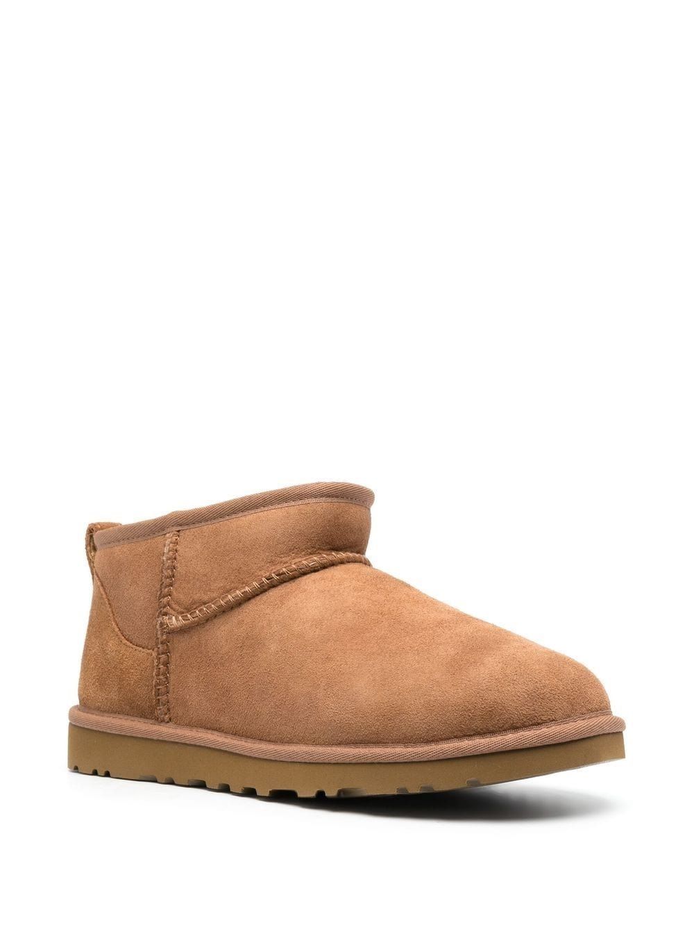 UGG Stivali Classic Ultra Mini Rimani alla moda e al caldo in questa stagione con gli stivali Classic Ultra Mini di UGG. Realizzati con l'80% di Twinface e il 20% di pelle, questi stivali sono un must-have per il guardaroba di ogni uomo. Acquista ora la collezione FW24.