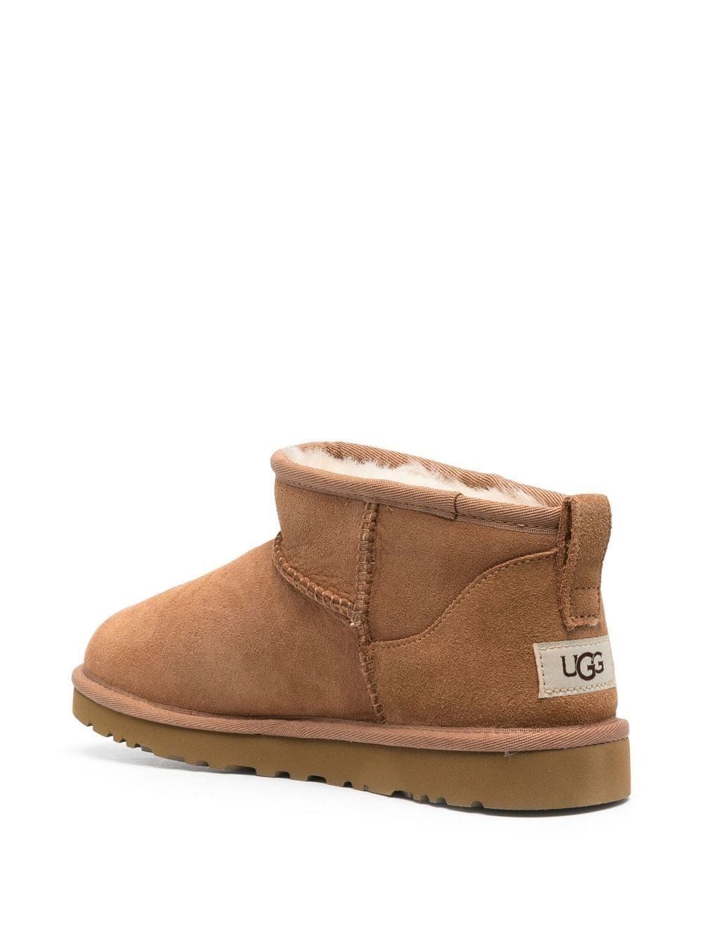UGG Stivali Classic Ultra Mini Rimani alla moda e al caldo in questa stagione con gli stivali Classic Ultra Mini di UGG. Realizzati con l'80% di Twinface e il 20% di pelle, questi stivali sono un must-have per il guardaroba di ogni uomo. Acquista ora la collezione FW24.