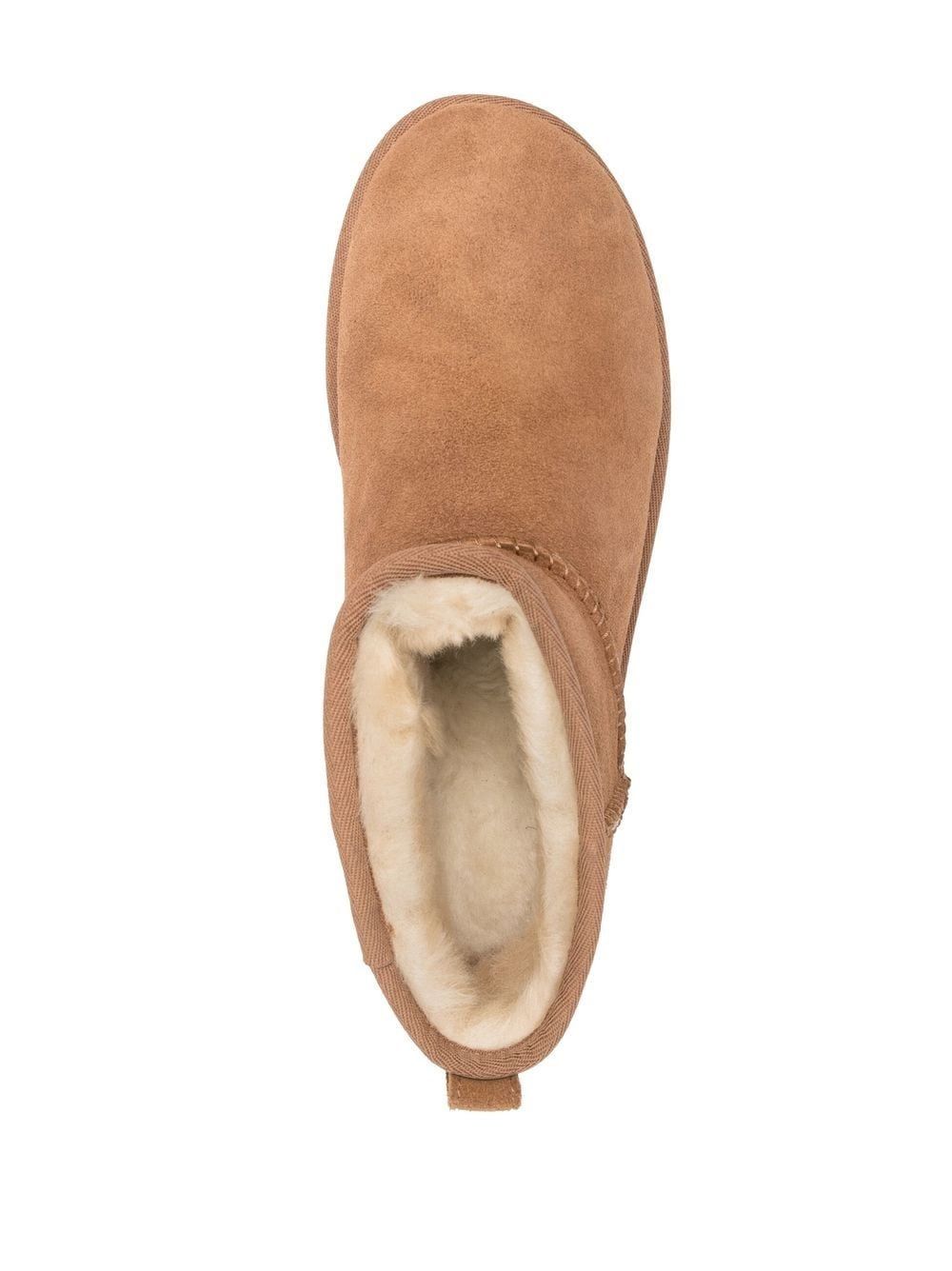 UGG Stivali Classic Ultra Mini Rimani alla moda e al caldo in questa stagione con gli stivali Classic Ultra Mini di UGG. Realizzati con l'80% di Twinface e il 20% di pelle, questi stivali sono un must-have per il guardaroba di ogni uomo. Acquista ora la collezione FW24.