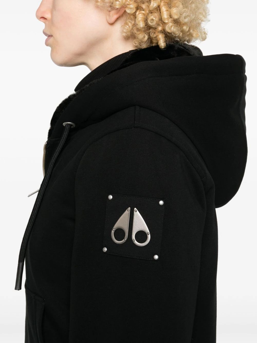 Moose Knuckles Classic Bunny Down Jacket for woman Stay warm in style with this FW24 down jacket from Moose Knuckles. Made with 75% cotton and 25% polyester, it's perfect for the modern woman.