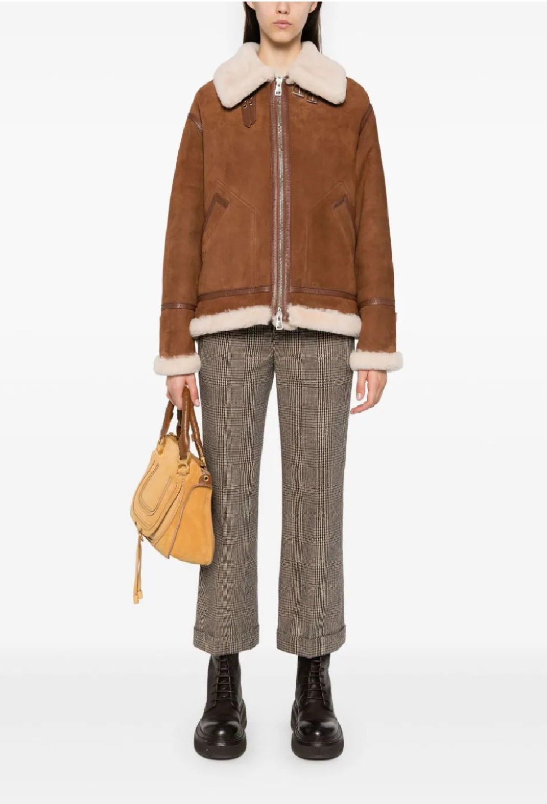 ERMANNO SCERVINO GIACCA da donna Rimani al caldo con stile grazie a questo lussuoso giubbotto in pelle di pecora con imbottitura in piuma di Ermanno Scervino. Realizzato al 100% in pelle di agnello, è il perfetto complemento per il tuo guardaroba invernale. Per la donna alla moda di FW24.