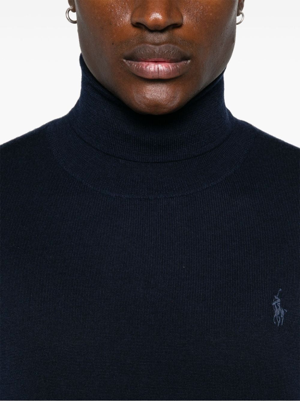 RALPH LAUREN Maglione da uomo Rimani al caldo e alla moda con questo maglione in lana al 100% della collezione FW24 di RALPH LAUREN. Perfetto per la maglieria maschile.