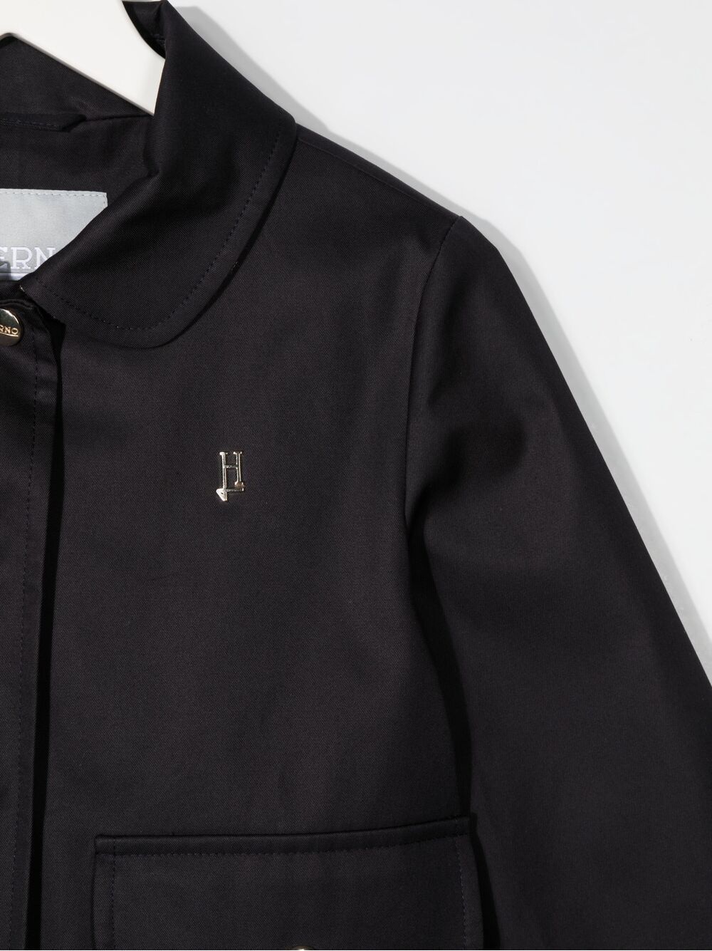 Giacca da bambina di Herno Kids  Elegante giacca nera per bambini di Herno Kids. 100% CO. Maniche lunghe, logo frontale, 2 tasche.