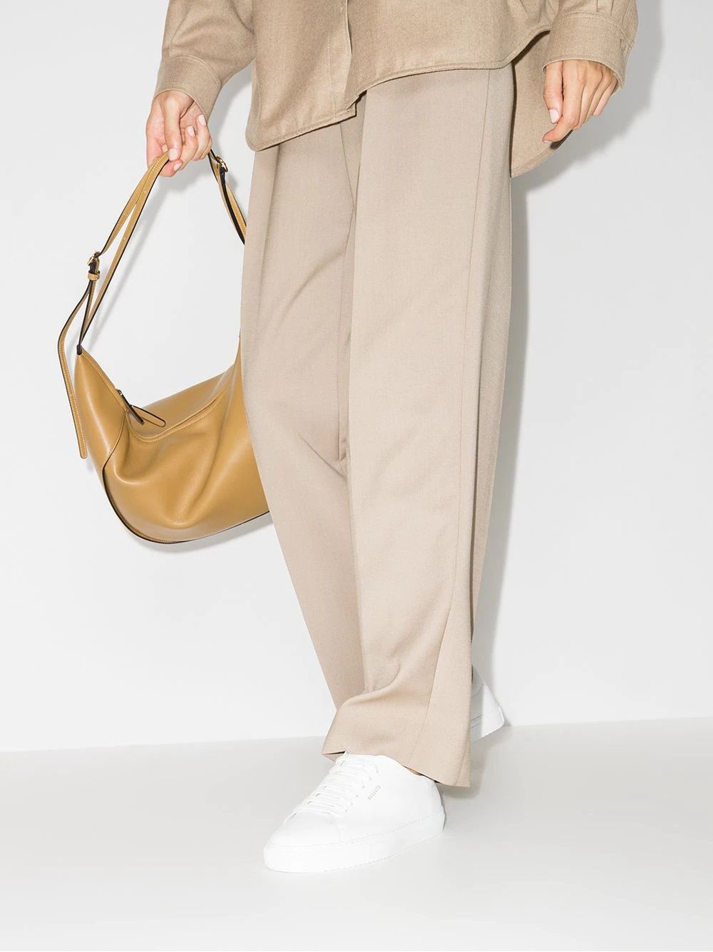 AXEL ARIGATO Sneakers Clean 90 da donna  Migliora il tuo gioco di sneaker con le AXEL ARIGATO Clean 90 - White Leather per donne. Realizzate al 100% in pelle, queste sneakers presentano un logo dorato e una suola in gomma. Perfette per ogni stagione. #AXELARIGATO #SneakerStyle