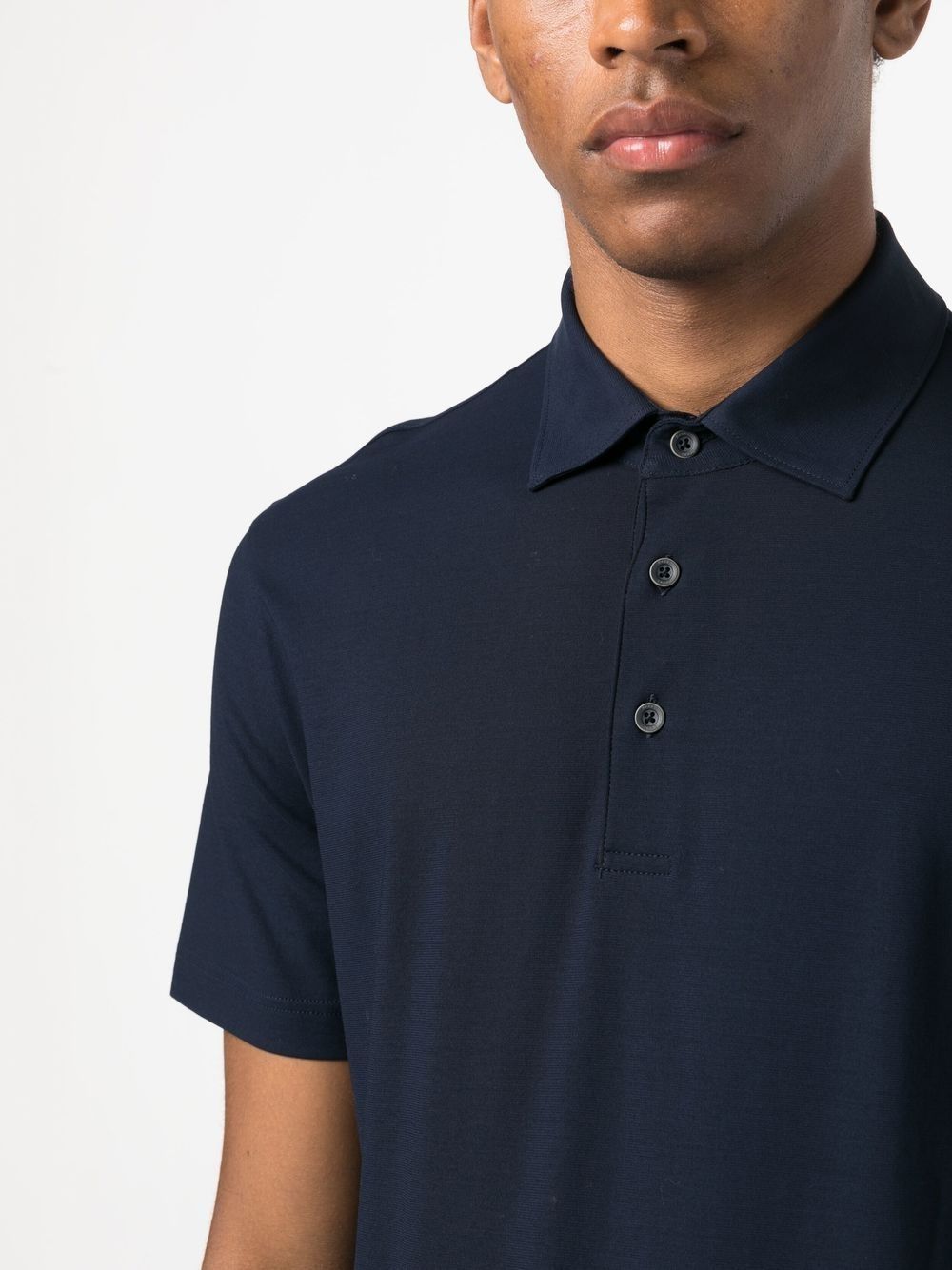 HERNO Polo da uomo Aggiorna il tuo guardaroba con questo polo Herno, con maniche corte e una classica chiusura frontale con bottoni. Realizzato al 100% in materiale CO in un classico colore blu.