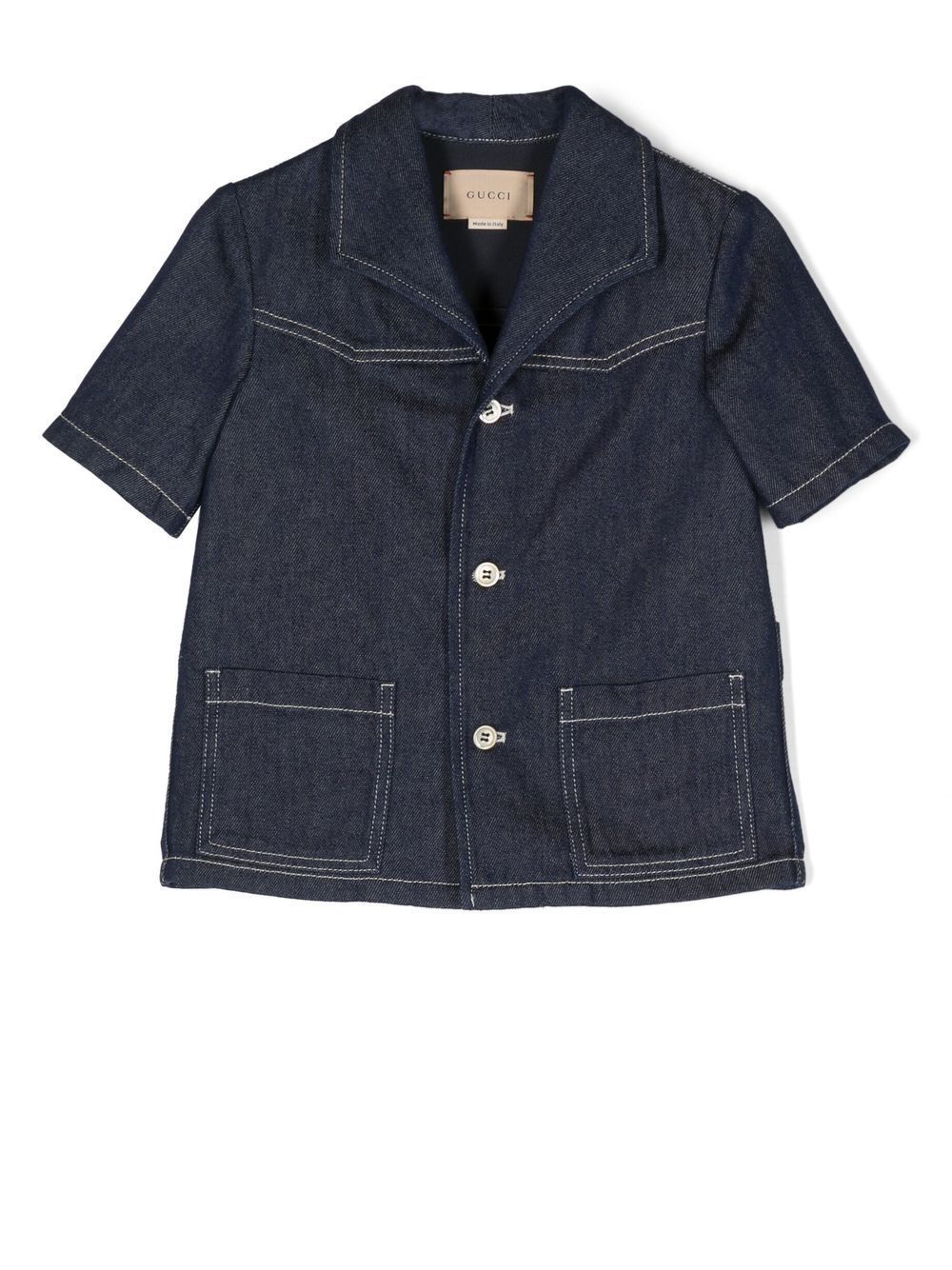 GUCCI KIDS Camicia Aggiorna il guardaroba del tuo bambino con questa elegante camicia GUCCI KIDS Indigo. Con una stampa web unica e chiusura con bottoni, questa camicia a maniche corte è perfetta per ogni occasione. Realizzata con una miscela di materiali di alta qualità, offre sia comfort che stile. Dalla stagione CARRY OVER, questa camicia è un must-have per ogni bambino alla moda. Composizione 74%CO 26%CANAPA.