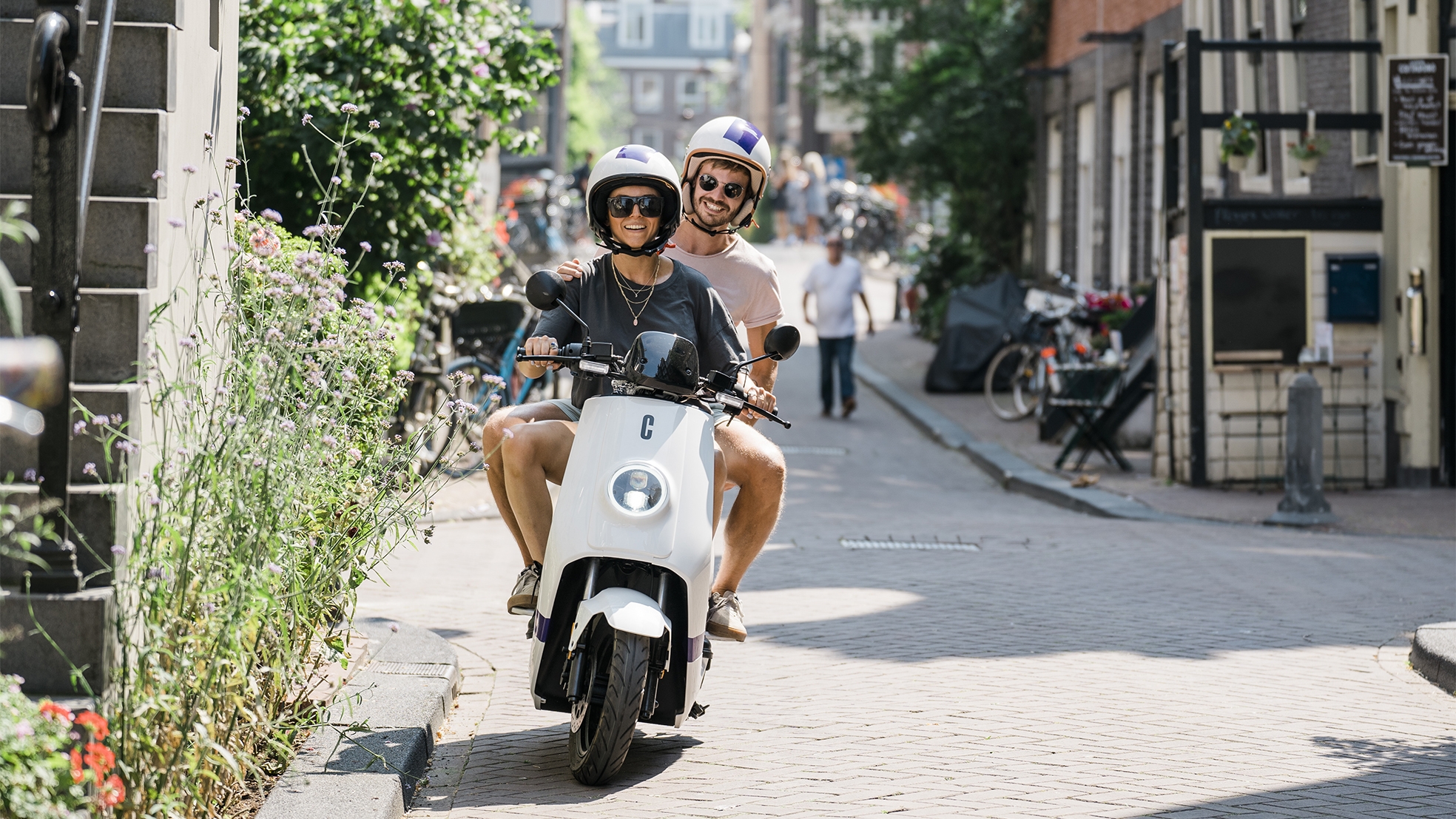 Check deelscooter amsterdam mensen