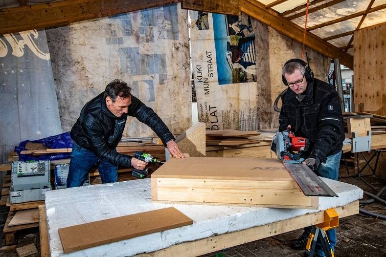 De werkplaats waar Daan Molkenboer l en Roelof Vossebeld hun strohuizen bouwen is alweer te klein FOTO HISSINK