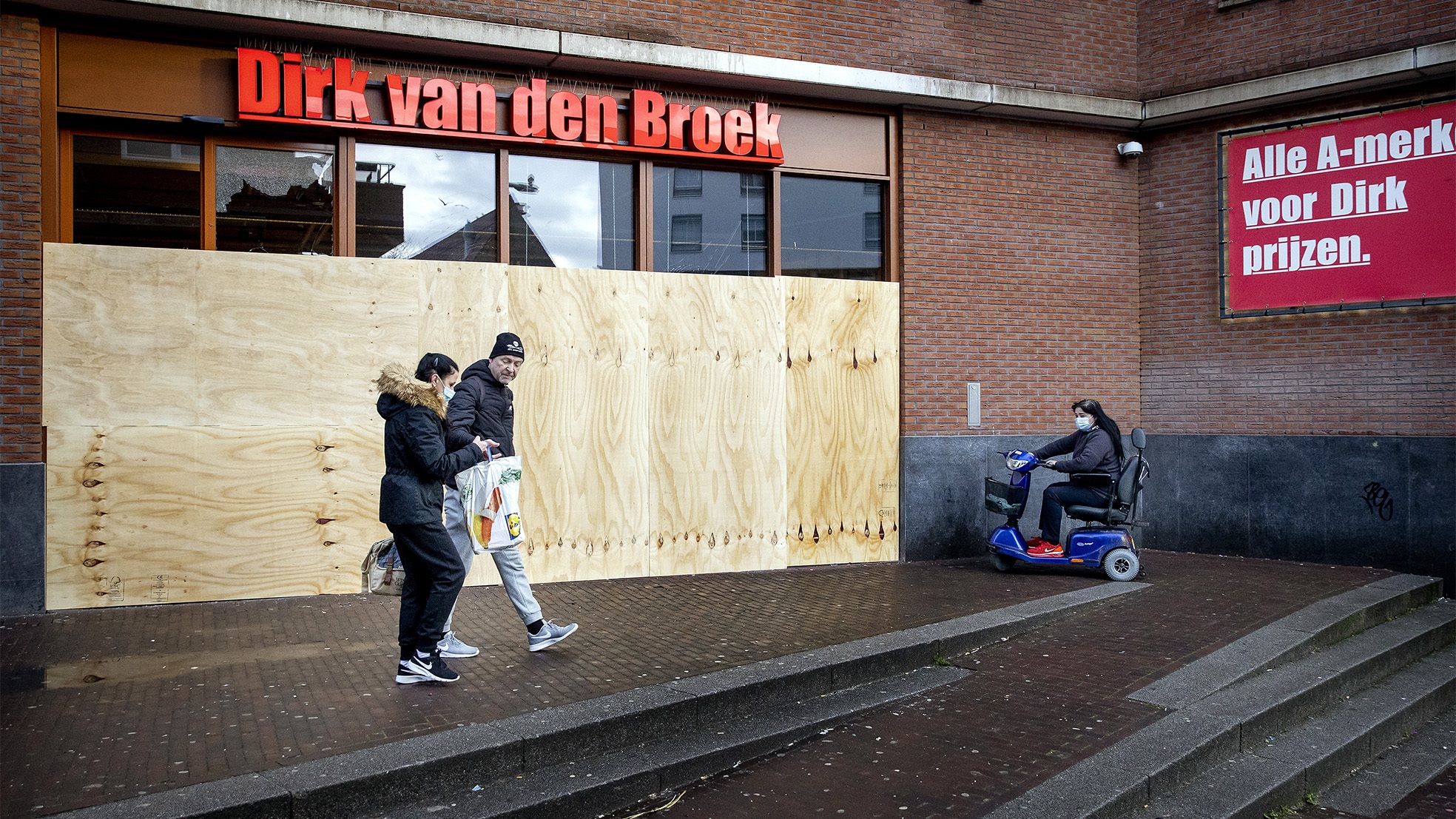 Dirk supermarkt rotterdam rellen avondklok dag