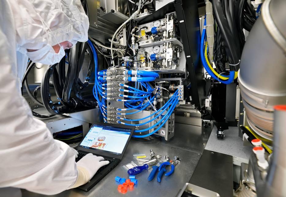 Monteur ASML chipmaker cleanroom veldhoven