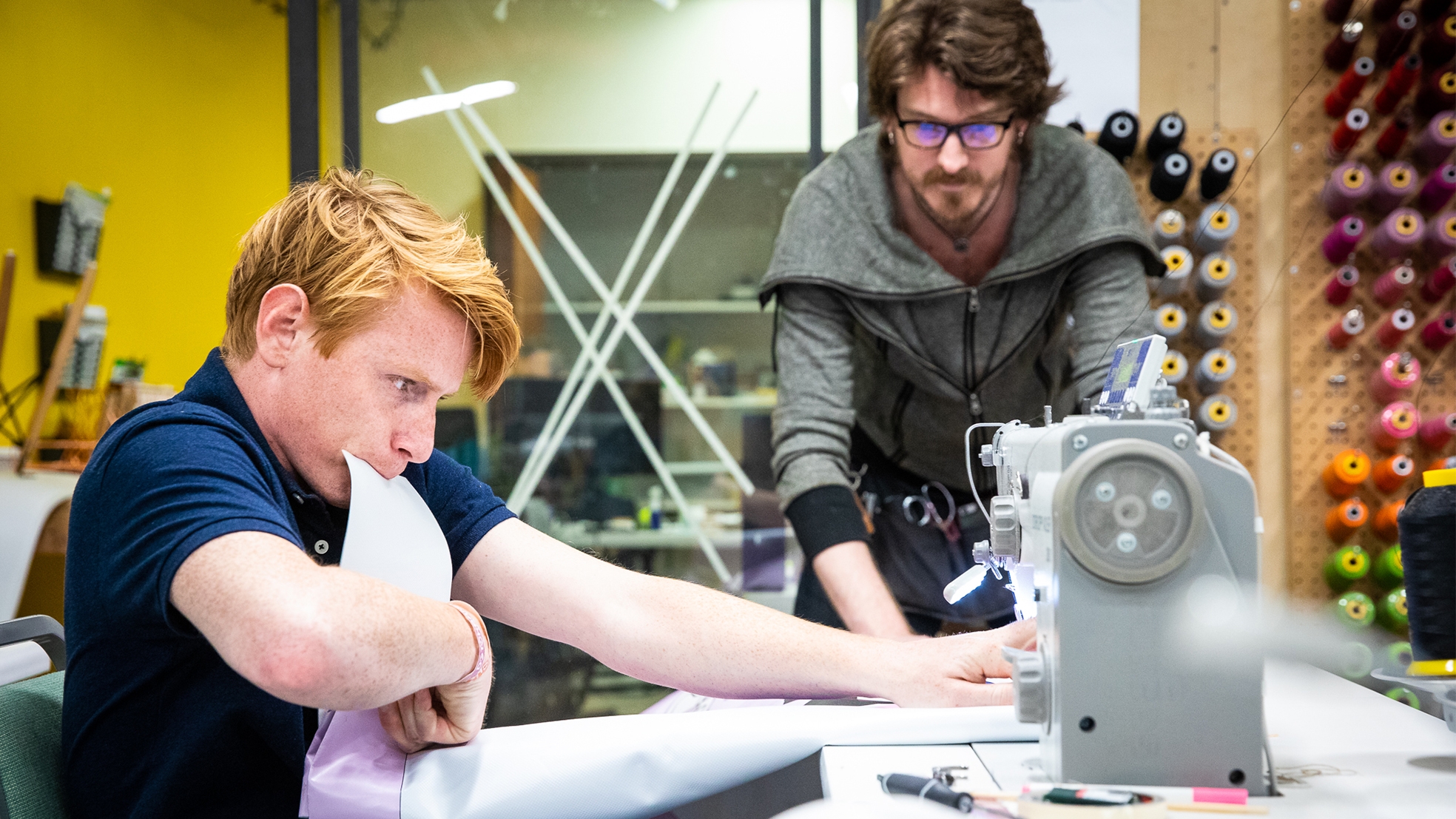 Sheltersuit Bas Timmer daklozen naaimachine