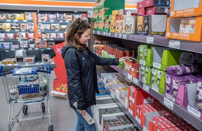 Verslaggever Colette Beckers doet inkopen bij de Aldi in Groesbeek en daarna de Aldi in Kranenburg om te kijken waar de boodschappen het goedkoopst zijn2