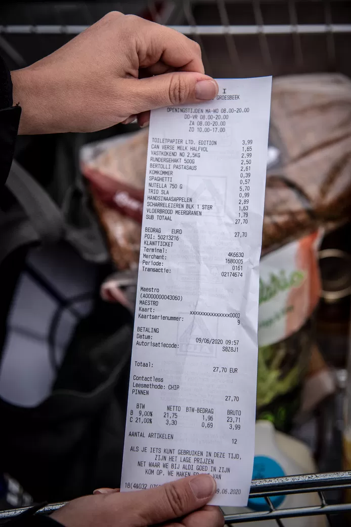 Verslaggever Colette Beckers doet inkopen bij de Aldi in Groesbeek en daarna de Aldi in Kranenburg om te kijken waar de boodschappen het goedkoopst zijn3
