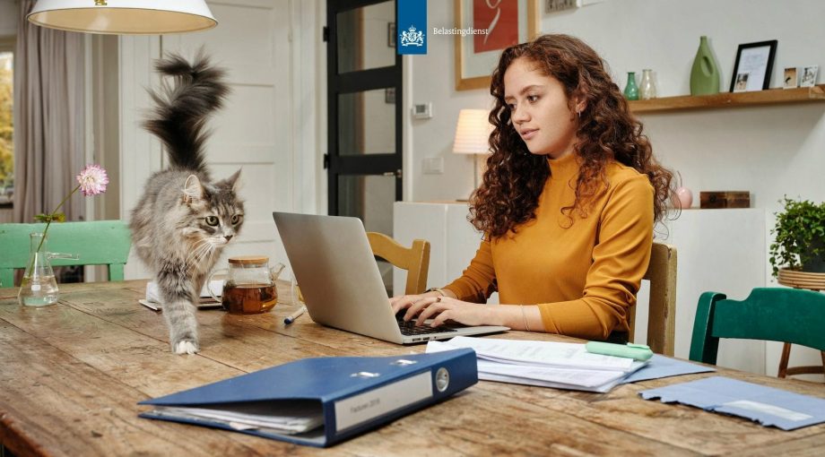 Belastingdienst vrouw laptop