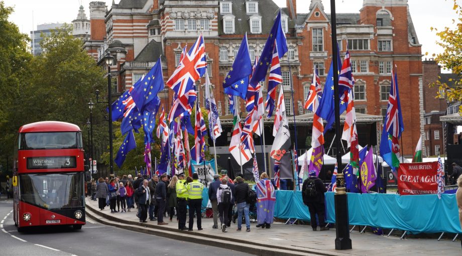 Brexit deal Londen flags unsplash