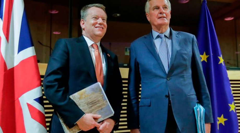 David Frost links en Michel Barnier de twee hoofdonderhandelaars over de toekomstige relatie tussen de EU en het Verenigd Koninkrijk poseerden begin maart nog samen