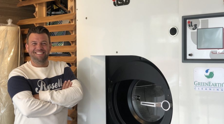 Dennis de Beer in dry cleaning machine geen desinfectiekast