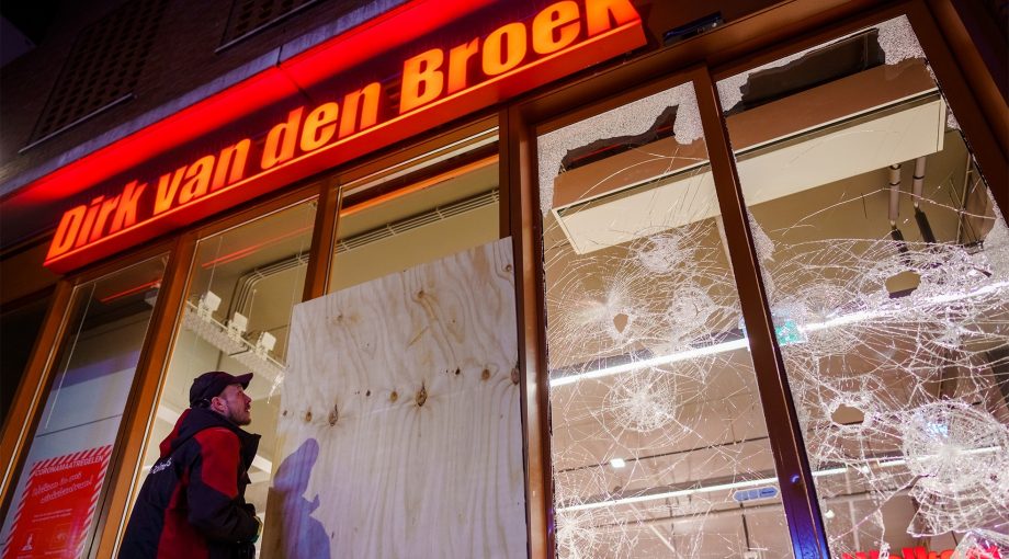 Dirk supermarkt rotterdam rellen avondklok nacht