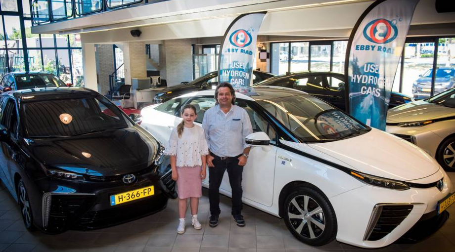 Jos van Stratum en zijn dochter Ebby in de showroom