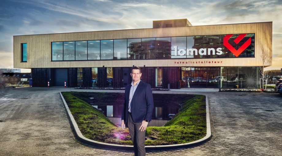 Lomans Joost den Otter voor het nieuwe pand in Capelle aan den I Jssel Foto door Wilmar Boer original