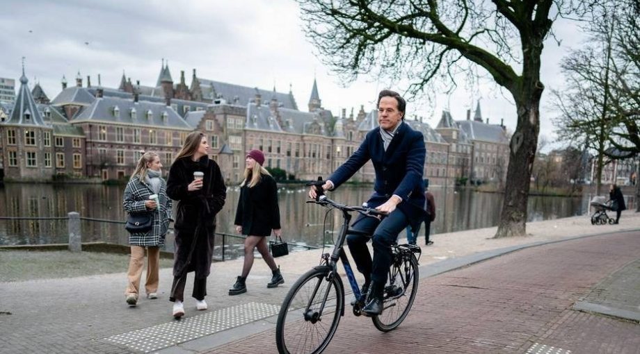 Mark Rutte op een Koga F3