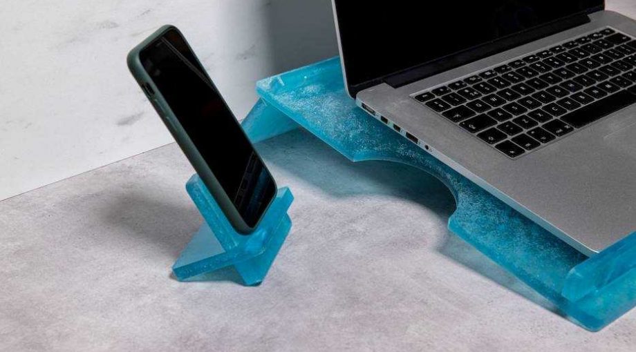 Mobiel en laptopstandaard van gerecyclede mondkapjes