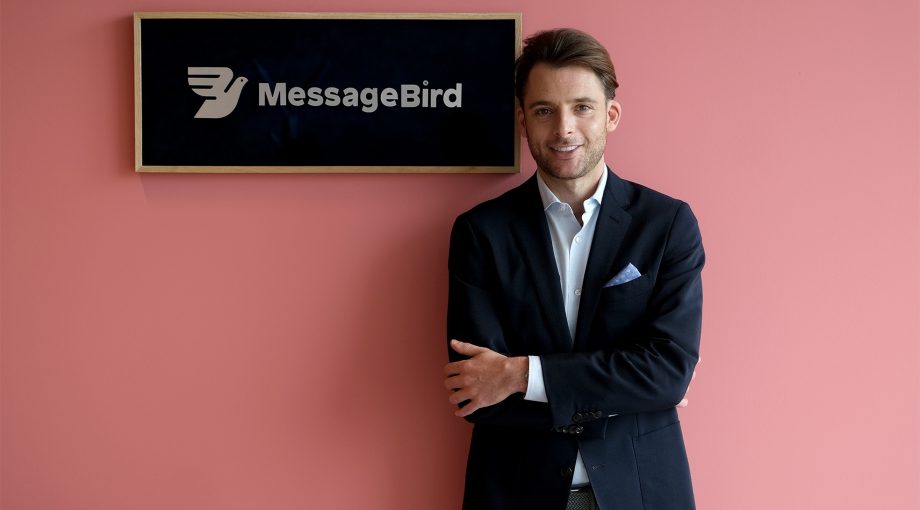 Robert Vis Message Bird muur logo
