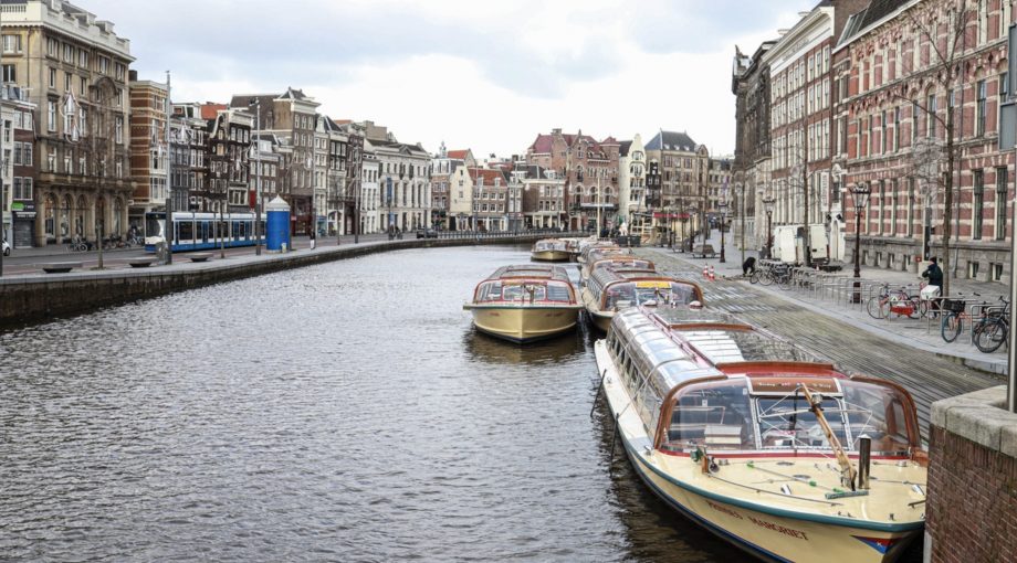 Rondvaartboten in Amsterdam liggen stil door de coronacrisis BEELD ANOUK HULSEBOSCH