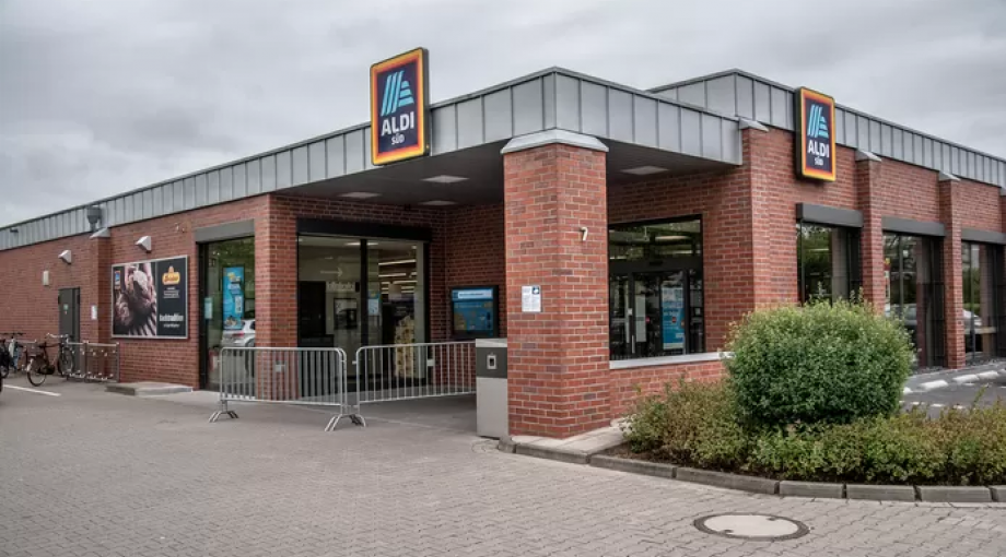 Verslaggever Colette Beckers doet inkopen bij de Aldi in Groesbeek en daarna de Aldi in Kranenburg om te kijken waar de boodschappen het goedkoopst zijn