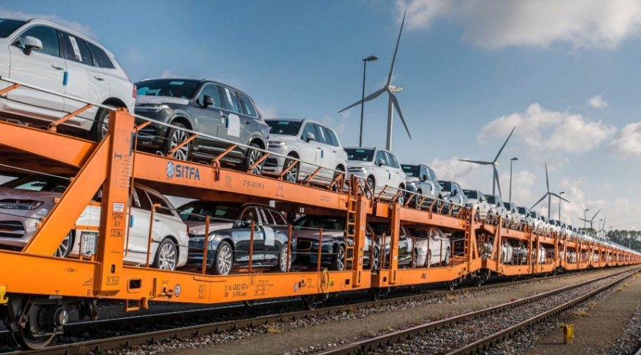 Volvo auto transport trein