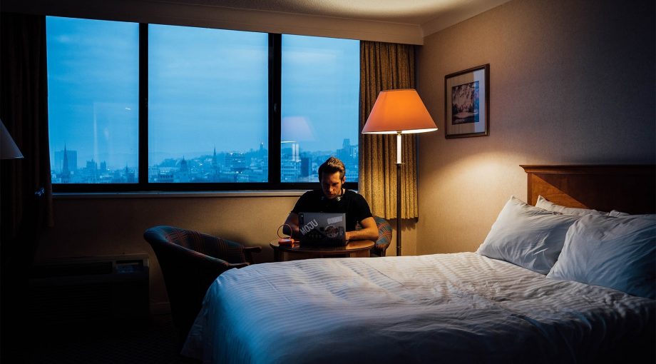 Voor De Thuis Werkers hotelkamer man laptop