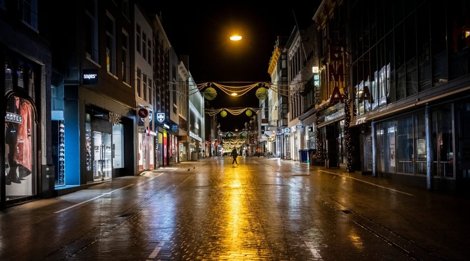 Avondklok straatbeeld winkelstraat