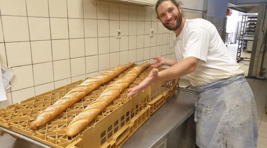 Broodbakker Arjan Bruijn met de anderhalve meter stokbroden