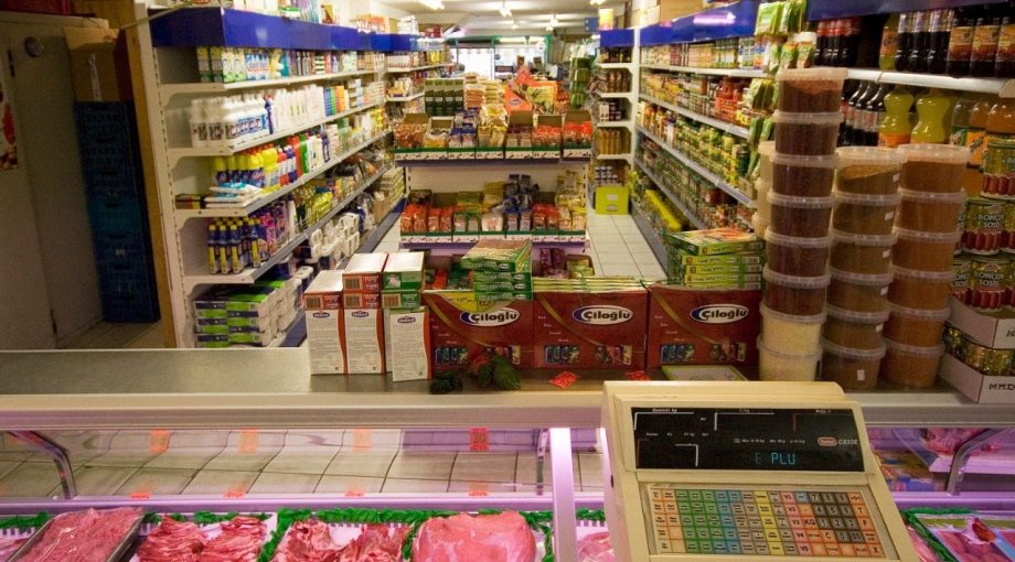 Buurtwinkel supermarkt togs corona