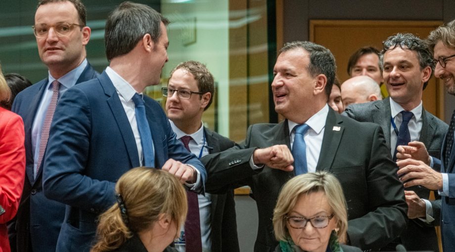 Coronavirus ondernemers nuchter economie elleboog groet