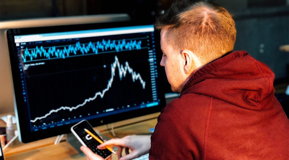 Groei mkb financieel man rekenmachine